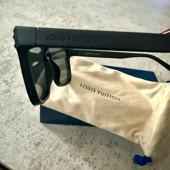 Louis Vuitton sunglasses - Picture 4 of 6